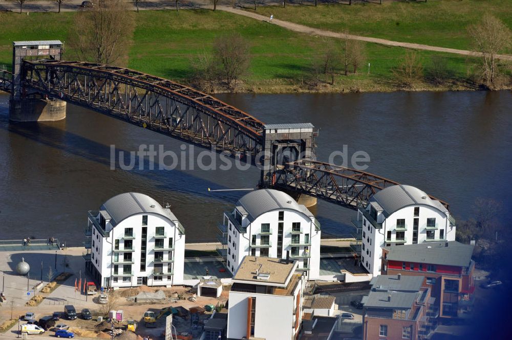 Luftaufnahme Magdeburg - Stadthäuser / Stadtvillen am Ufer der Elbe gegenüber der historischen Hubbrücke in Magdeburg in Sachsen-Anhalt