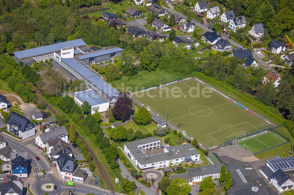 Olsberg von oben - Stadtische Förderschule Ruhraue in Olsberg im Bundesland Nordrhein-Westfalen, Deutschland