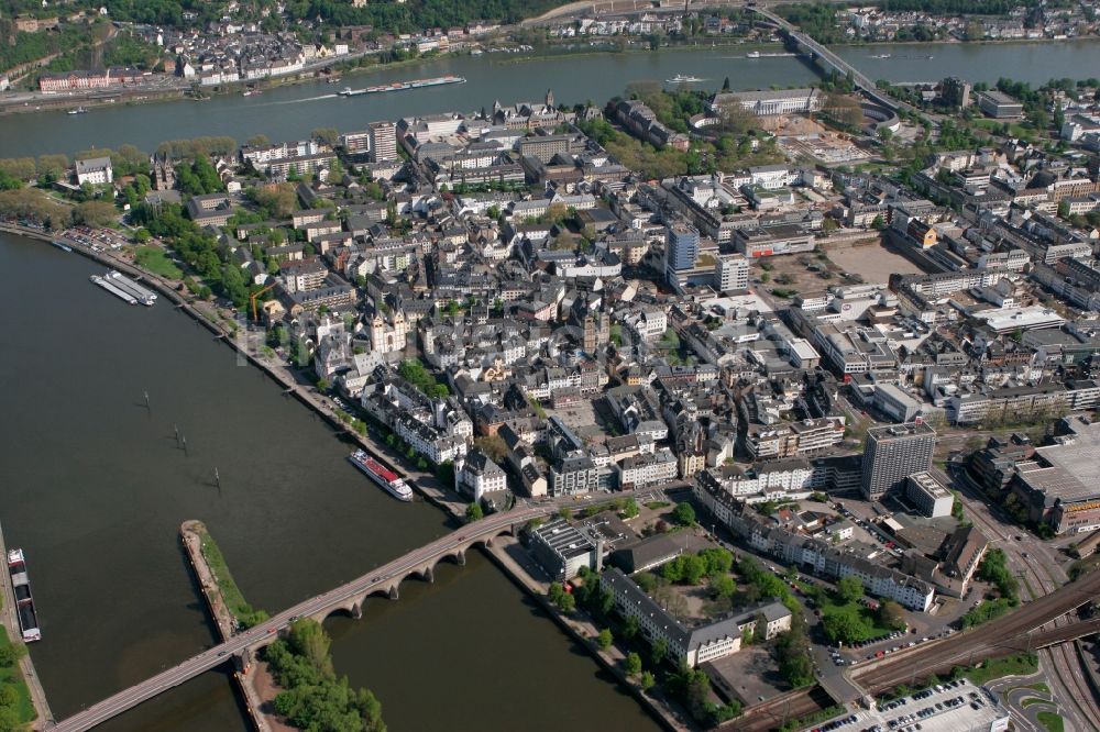 Koblenz aus der Vogelperspektive: Stadtkern mit Blick auf die Balduinbrücke in Koblenz im Bundesland Rheinland-Pfalz