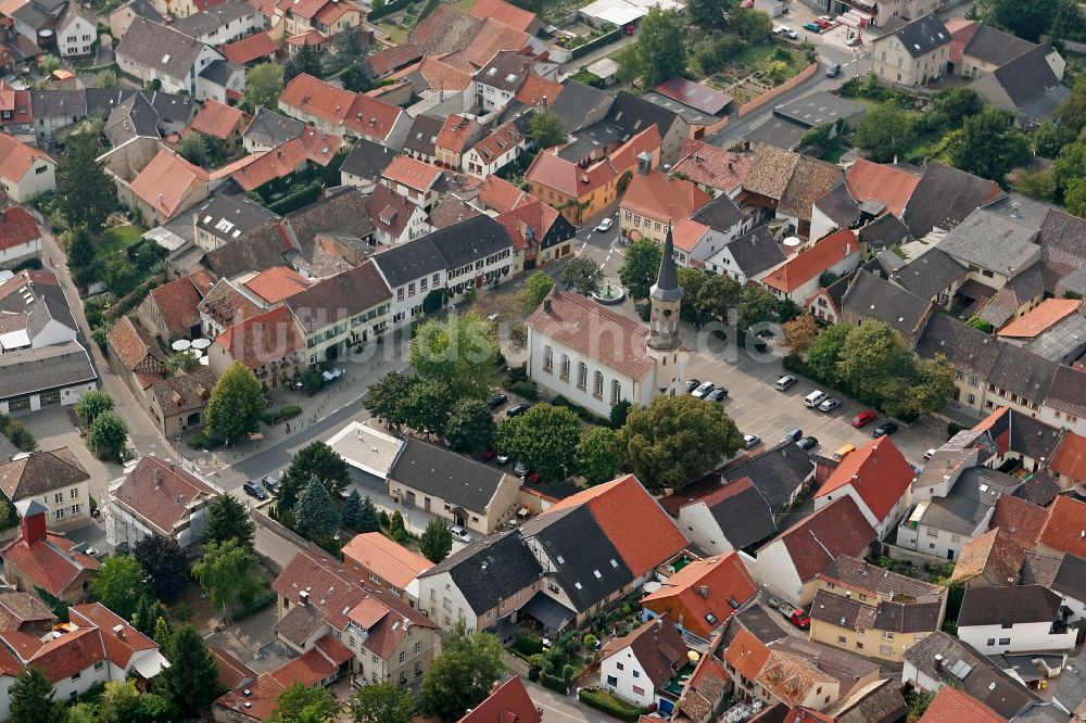 Schwabenheim an der Selz aus der Vogelperspektive: Stadtkern und Evangelische Kirche in Schwabenheim an der Selz im Bundesland Rheinland-Pfalz