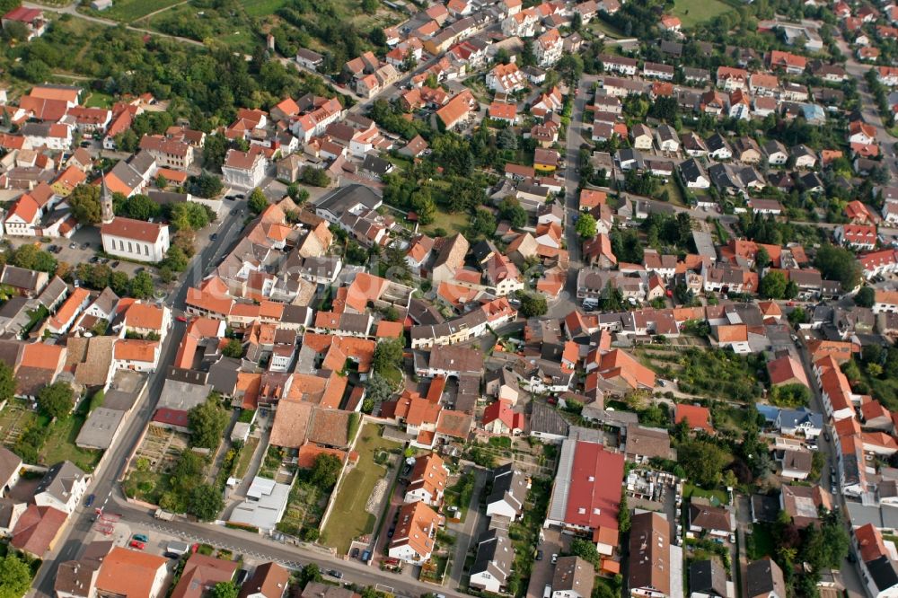 Schwabenheim an der Selz aus der Vogelperspektive: Stadtkern und Evangelische Kirche in Schwabenheim an der Selz im Bundesland Rheinland-Pfalz