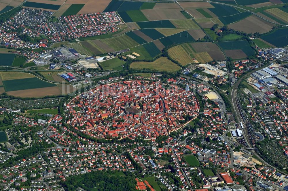 Nördlingen aus der Vogelperspektive: Stadtkern und historischer Innenstadtring von Nördlingen im Bundesland Bayern