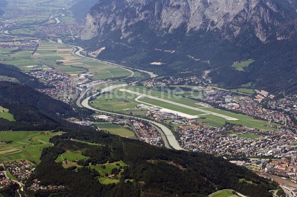 Innsbruck von oben - Stadtkern von Innsbruck in Österreich