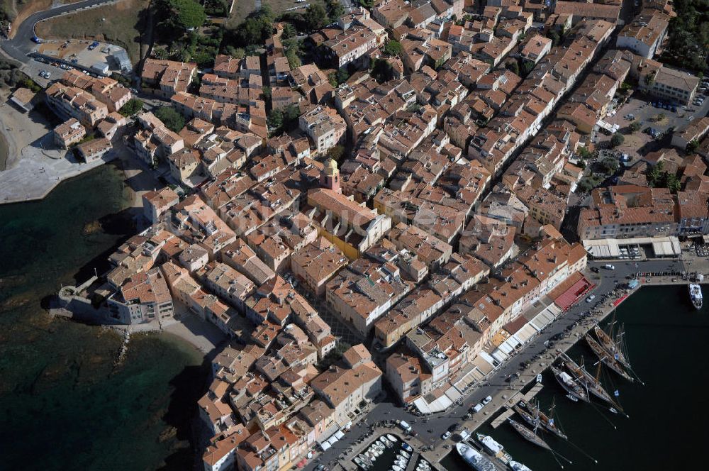 St. Tropez aus der Vogelperspektive: Stadtkern mit der Kirche Notre Dame de l'Assomption von St. Tropez / Le centre - ville de St. Tropez avec l'eglise Notre Dame de l'Assomption