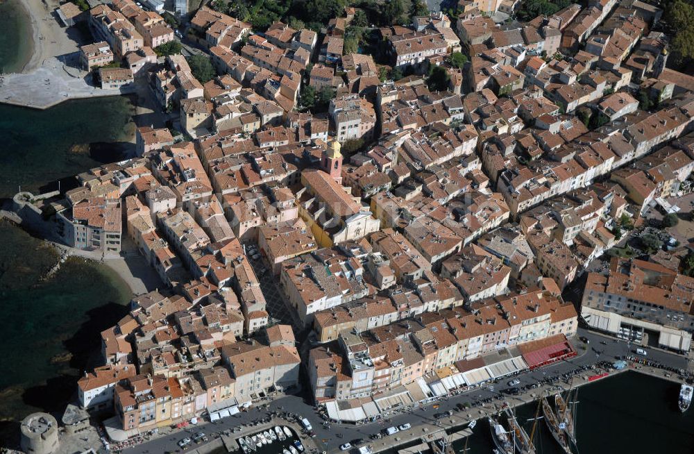 Luftbild St. Tropez - Stadtkern mit der Kirche Notre Dame de l'Assomption von St. Tropez / Le centre - ville de St. Tropez avec l'eglise Notre Dame de l'Assomption