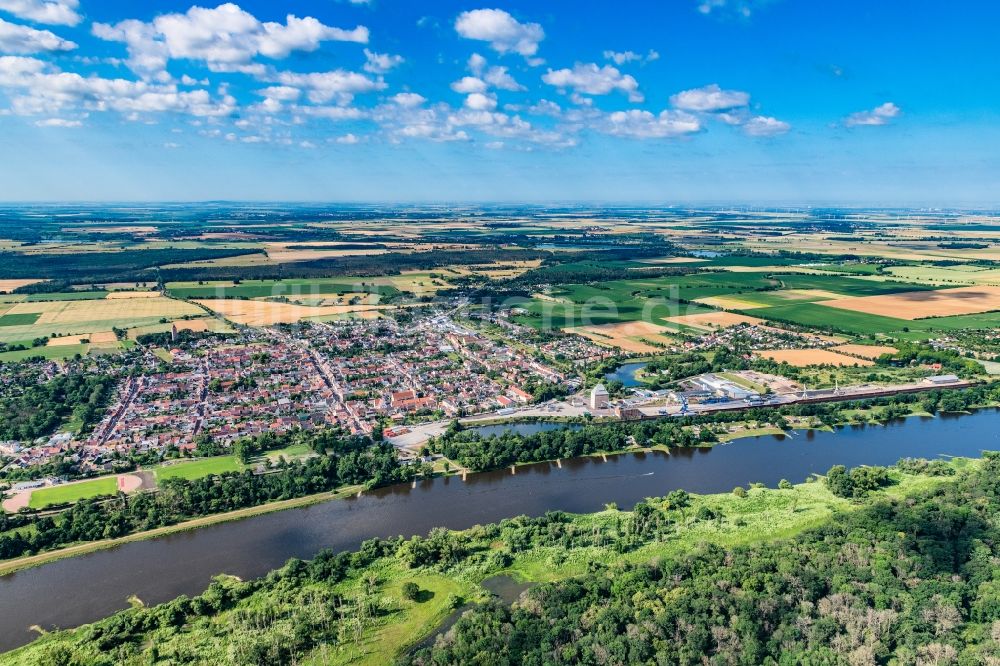 Aken von oben - Stadtkern am Uferbereich der Elbe - Flußverlaufes in Aken im Bundesland Sachsen-Anhalt, Deutschland