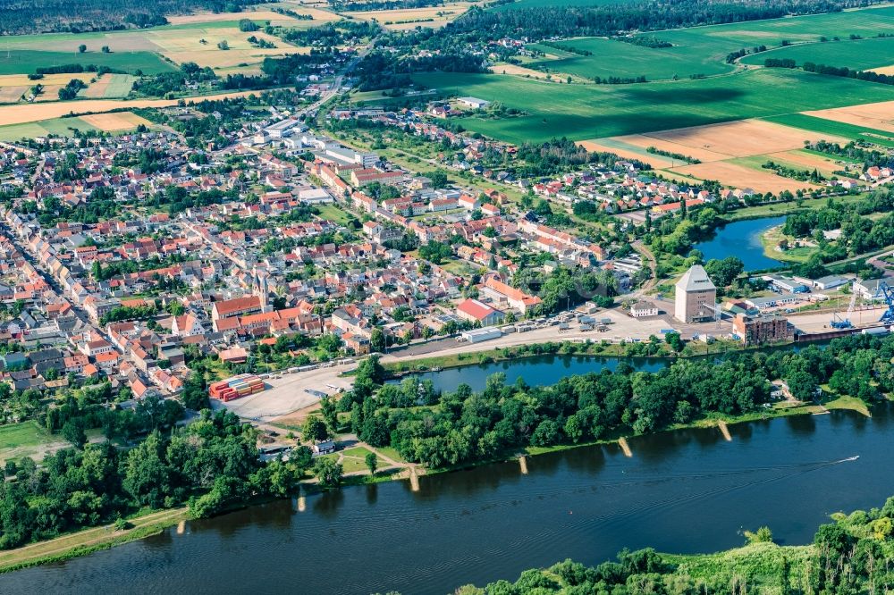 Aken aus der Vogelperspektive: Stadtkern am Uferbereich der Elbe - Flußverlaufes in Aken im Bundesland Sachsen-Anhalt, Deutschland