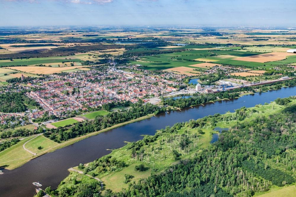 Luftbild Aken - Stadtkern am Uferbereich der Elbe - Flußverlaufes in Aken im Bundesland Sachsen-Anhalt, Deutschland