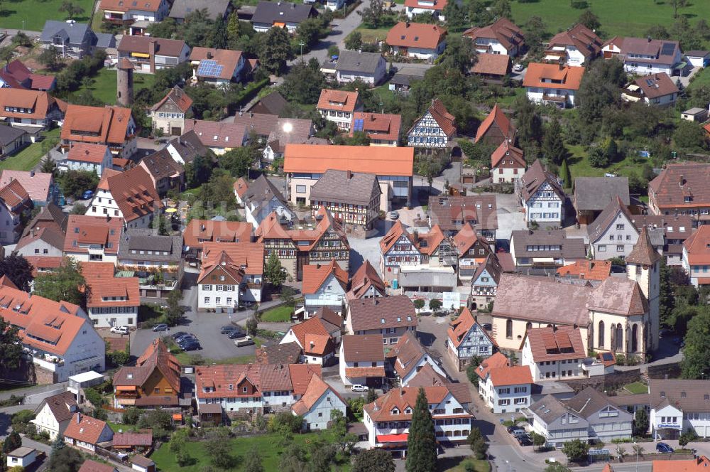 Luftaufnahme Neubulach - Stadtkirche und Gebäude mit Schwarzwälder Mineralienausstellung