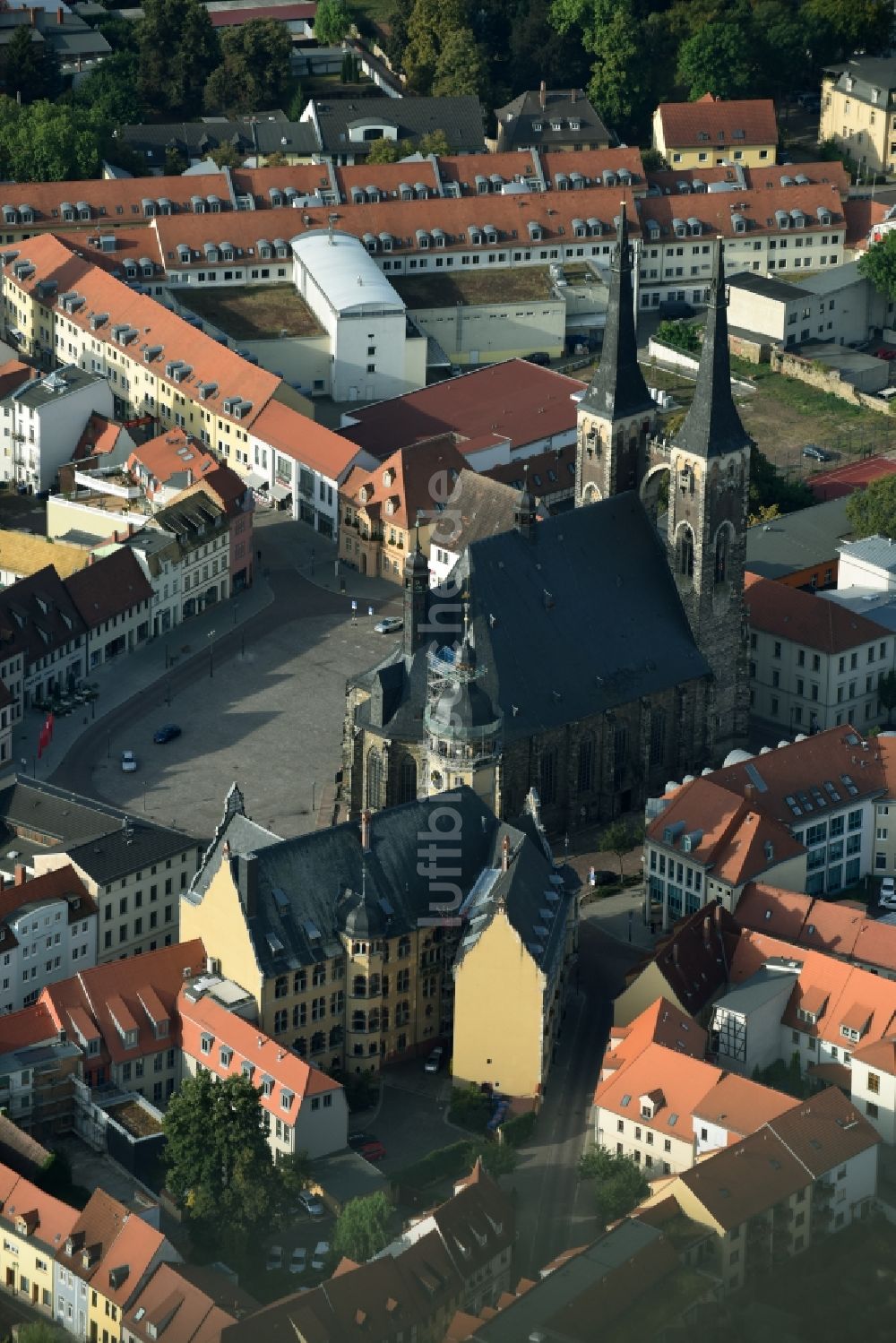 Luftaufnahme Köthen (Anhalt) - Stadtkirche St. Jakob und Rathaus im Altstadt- Zentrum in Köthen (Anhalt) im Bundesland Sachsen-Anhalt