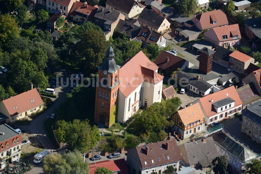 Luftaufnahme Buckow (Märkische Schweiz) - Stadtkirche am Marktplatz im Altstadt- Zentrum in Buckow (Märkische Schweiz) im Bundesland Brandenburg