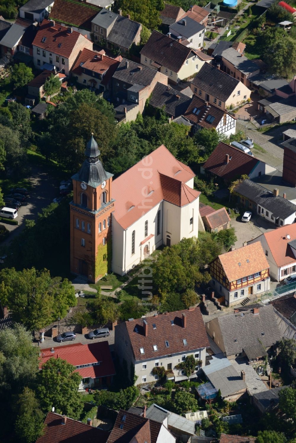 Buckow (Märkische Schweiz) von oben - Stadtkirche am Marktplatz im Altstadt- Zentrum in Buckow (Märkische Schweiz) im Bundesland Brandenburg