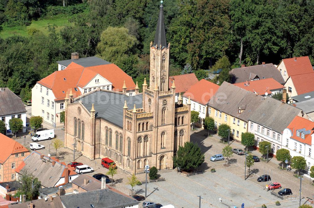 Fürstenberg/ Havel aus der Vogelperspektive: Stadtkirche auf dem Marktplatz in Fürstenberg/ Havel