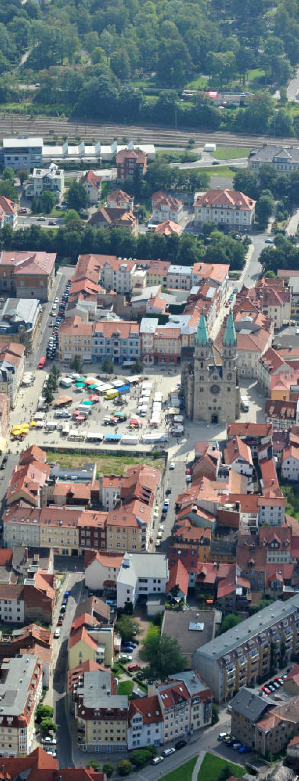 Luftaufnahme Meiningen - Stadtkirche auf dem Marktplatz zu Meiningen in Thüringen