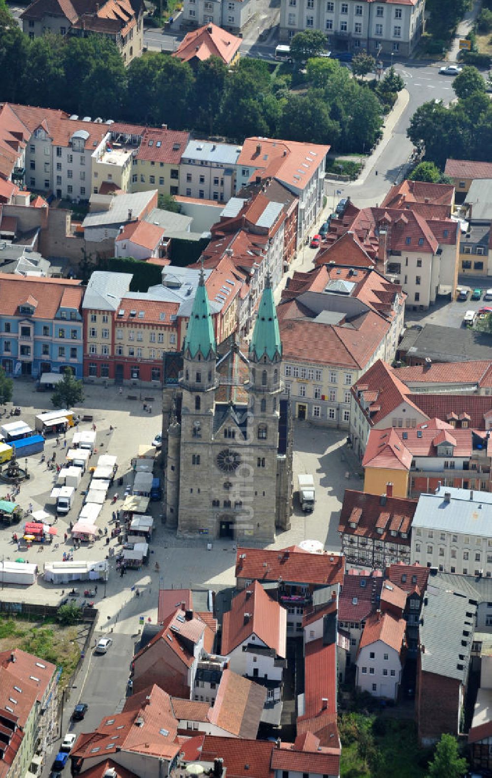 Meiningen von oben - Stadtkirche auf dem Marktplatz zu Meiningen in Thüringen