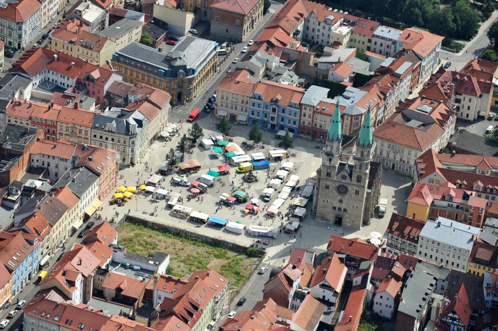 Meiningen aus der Vogelperspektive: Stadtkirche auf dem Marktplatz zu Meiningen in Thüringen