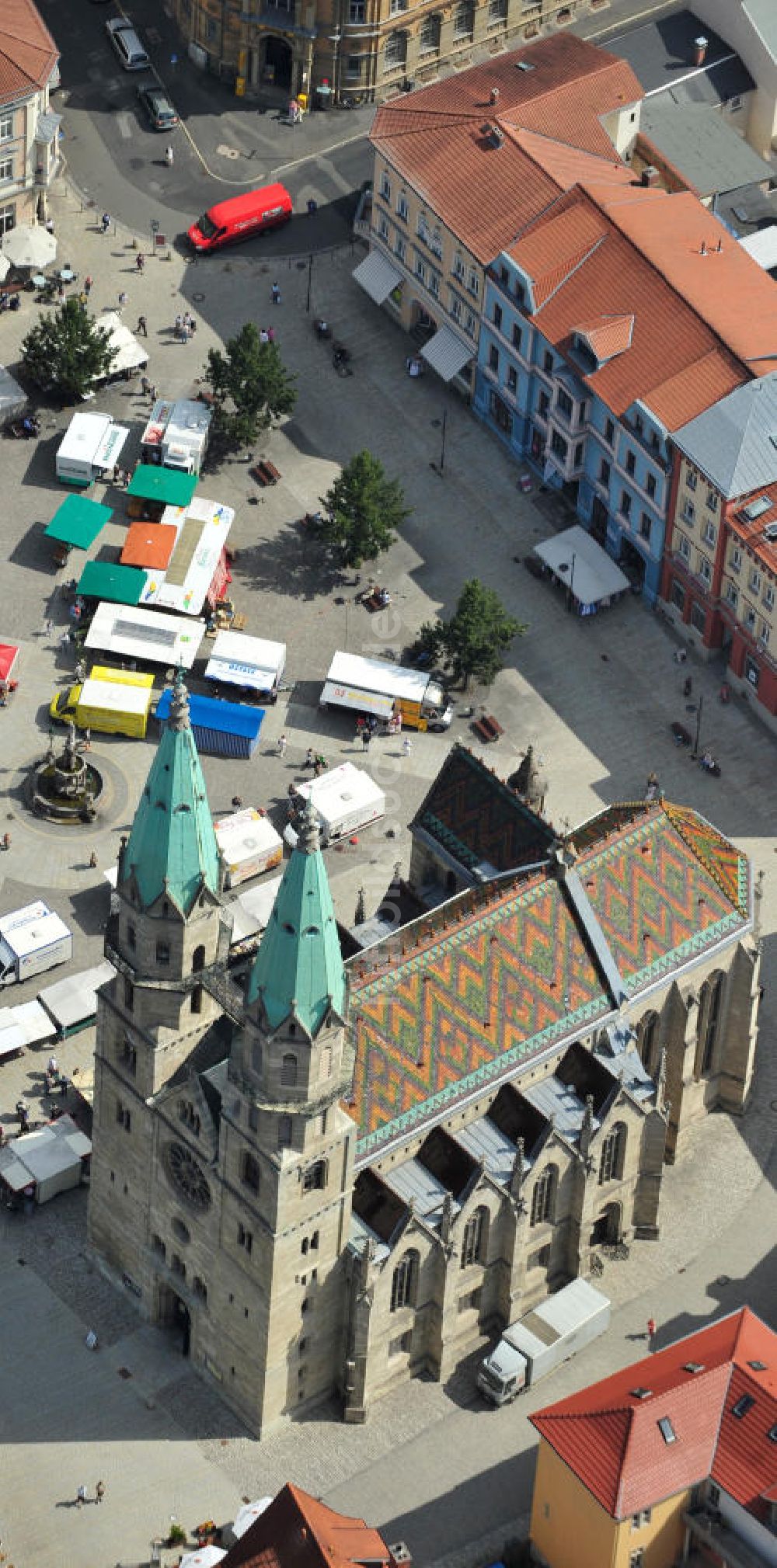 Luftaufnahme Meiningen - Stadtkirche auf dem Marktplatz zu Meiningen in Thüringen