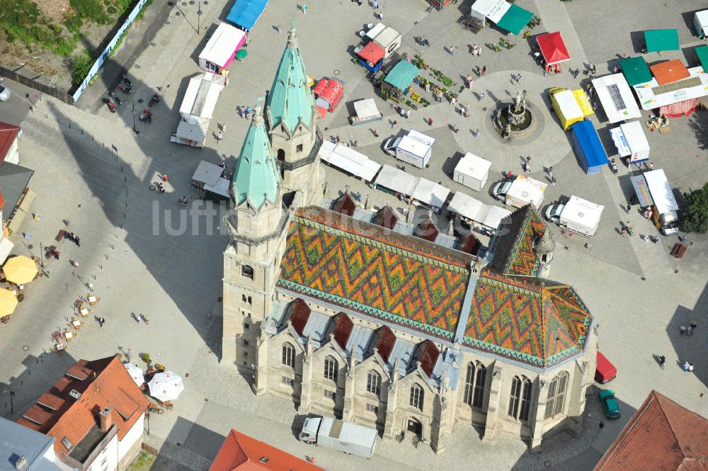 Meiningen aus der Vogelperspektive: Stadtkirche auf dem Marktplatz zu Meiningen in Thüringen