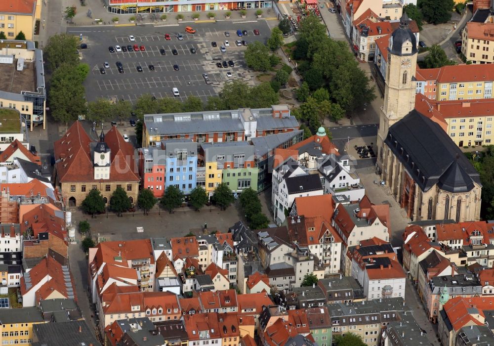 Jena von oben - Stadtkirche St. Michael und Rathaus der Stadt Jena im Bundesland Thüringen