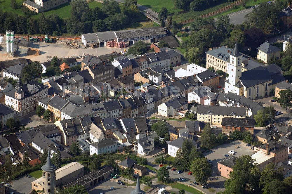 Schleiz aus der Vogelperspektive: Stadtkirche, Türme und ein Geschäftsgelände