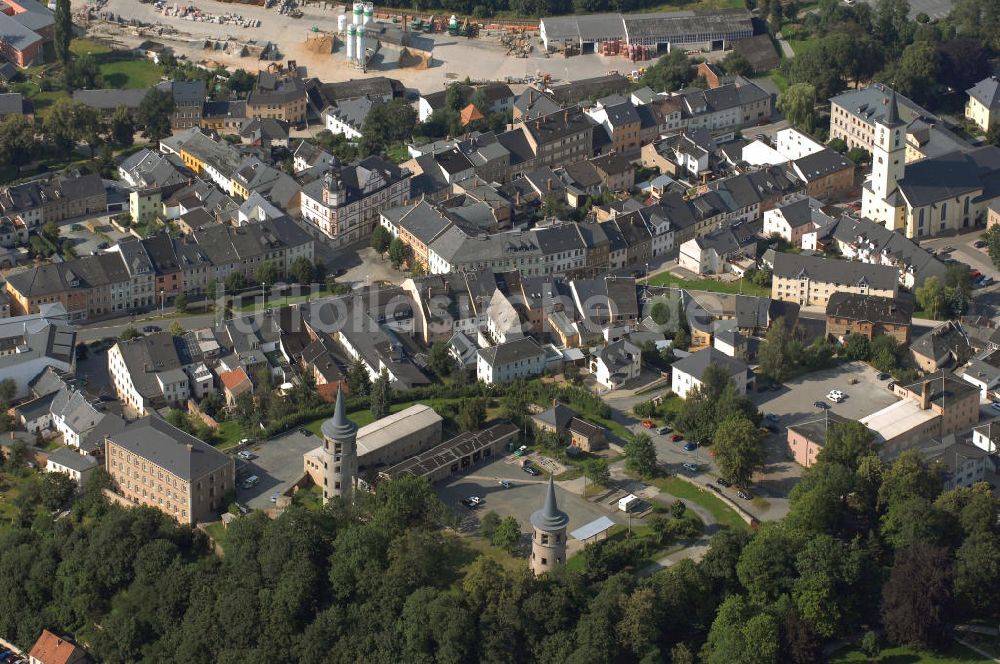 Luftbild Schleiz - Stadtkirche, Türme und ein Geschäftsgelände