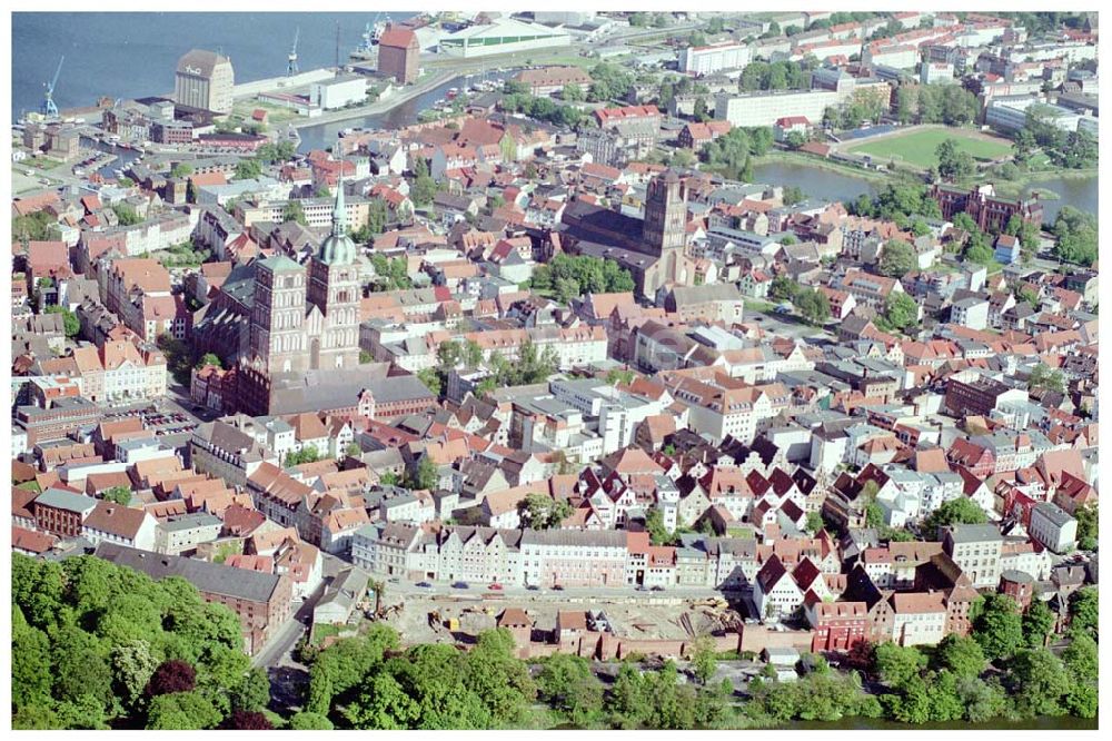 Luftaufnahme Stralsund - Stadtmauer mit Baustelle in Stralsund