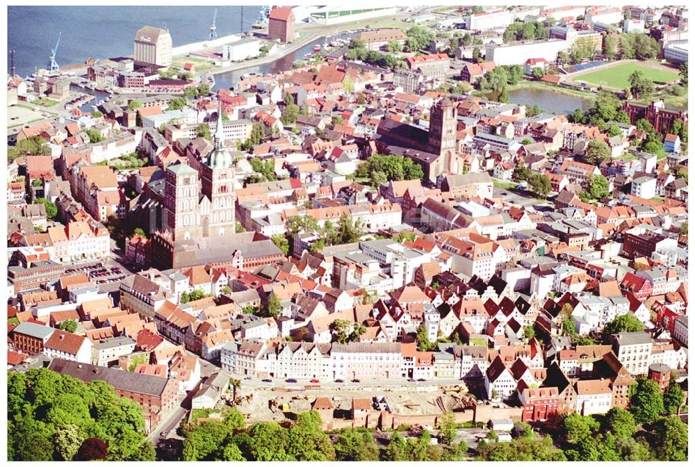 Stralsund von oben - Stadtmauer mit Baustelle in Stralsund