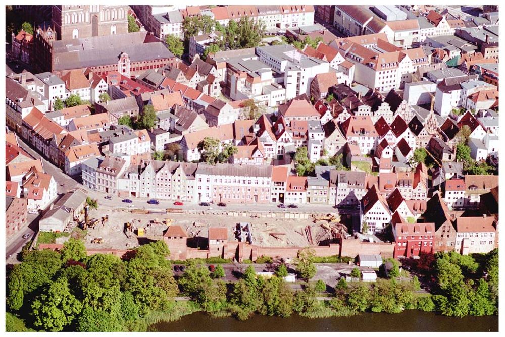 Stralsund aus der Vogelperspektive: Stadtmauer mit Baustelle in Stralsund