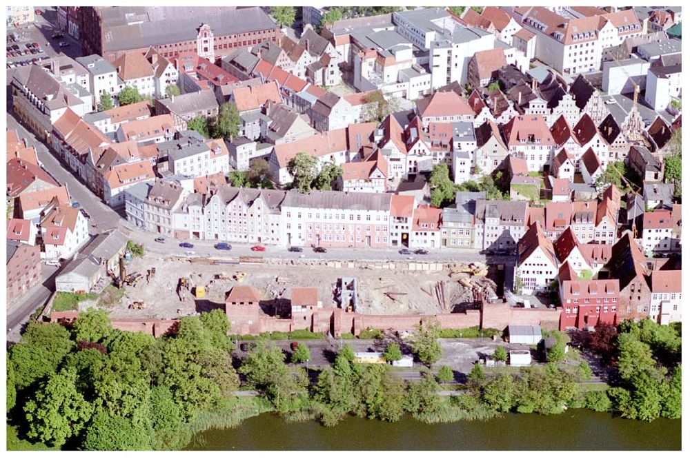 Luftbild Stralsund - Stadtmauer mit Baustelle in Stralsund