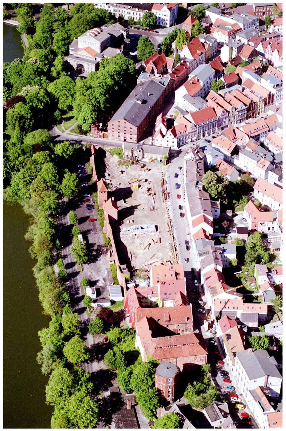 Luftaufnahme Stralsund - Stadtmauer mit Baustelle in Stralsund