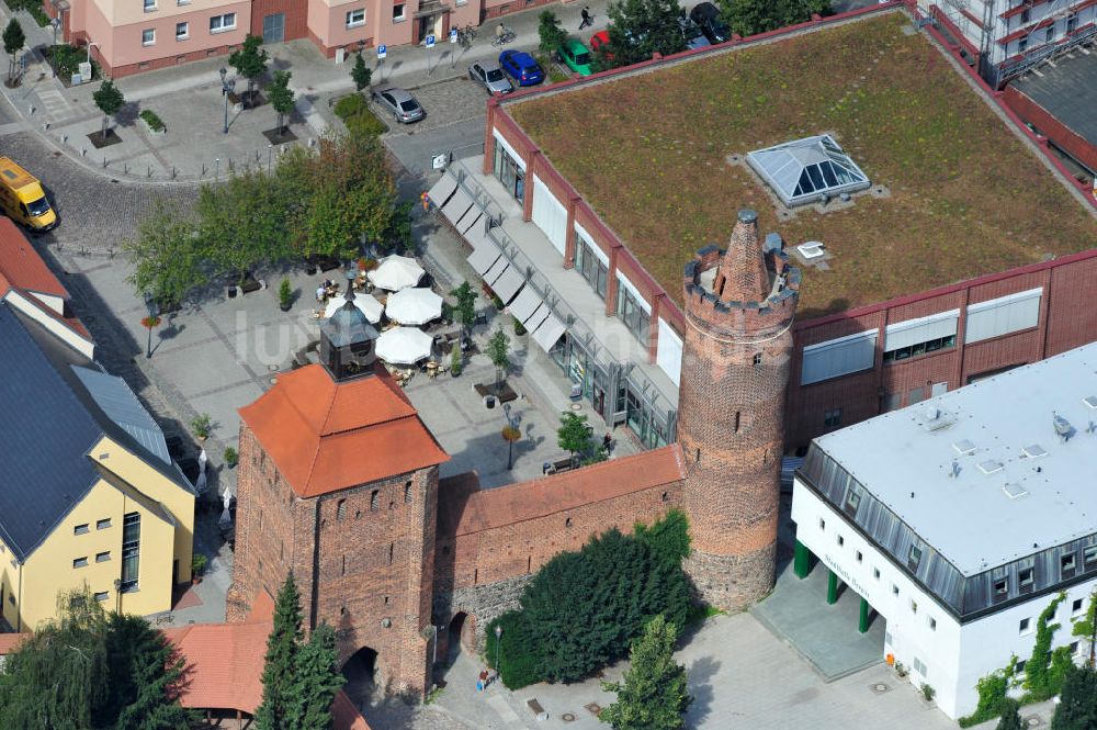 Bernau aus der Vogelperspektive: Stadtmauer mit Steintor und Hungerturm in Bernau