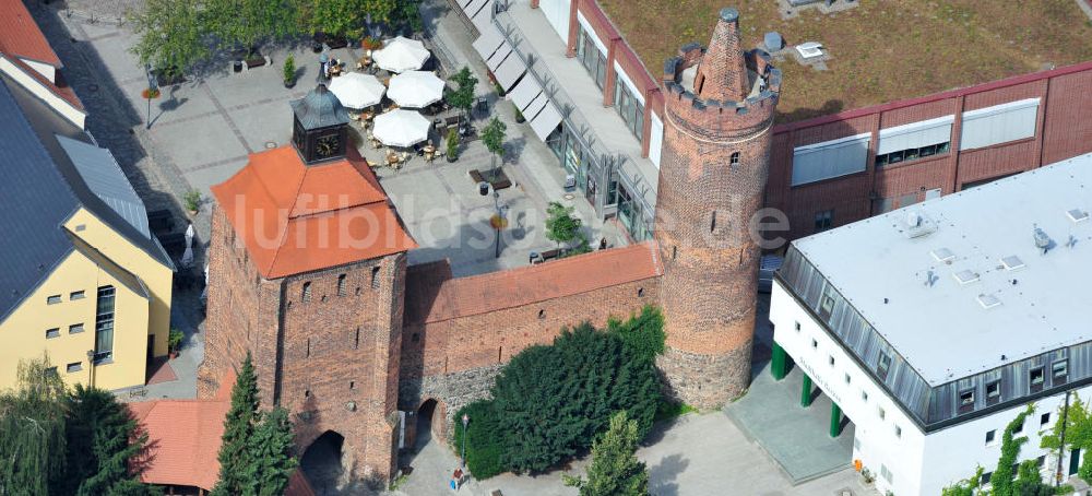 Luftbild Bernau - Stadtmauer mit Steintor und Hungerturm in Bernau