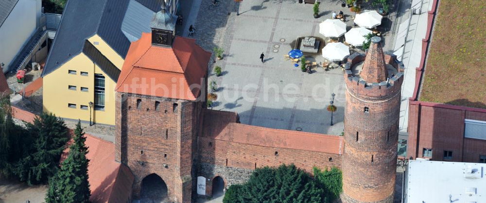 Luftaufnahme Bernau - Stadtmauer mit Steintor und Hungerturm in Bernau