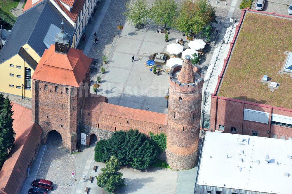 Bernau von oben - Stadtmauer mit Steintor und Hungerturm in Bernau