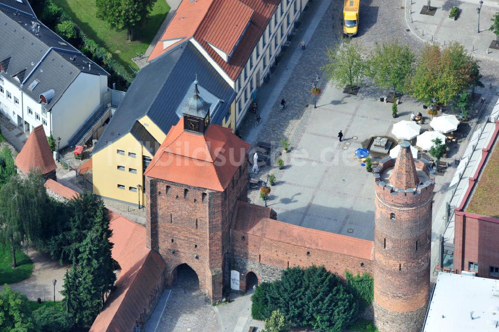 Bernau aus der Vogelperspektive: Stadtmauer mit Steintor und Hungerturm in Bernau