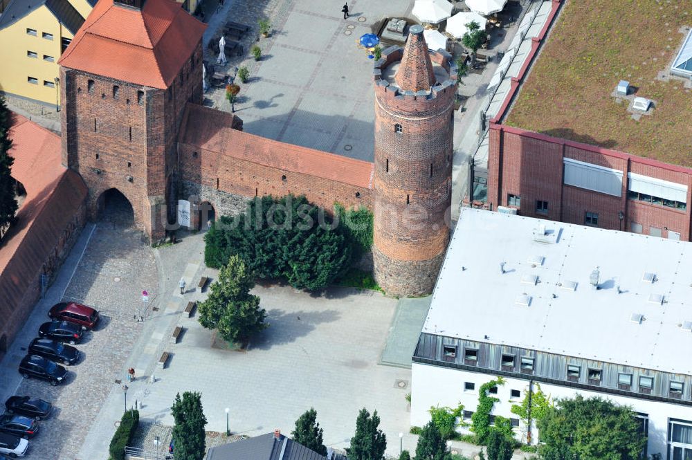 Luftbild Bernau - Stadtmauer mit Steintor und Hungerturm in Bernau