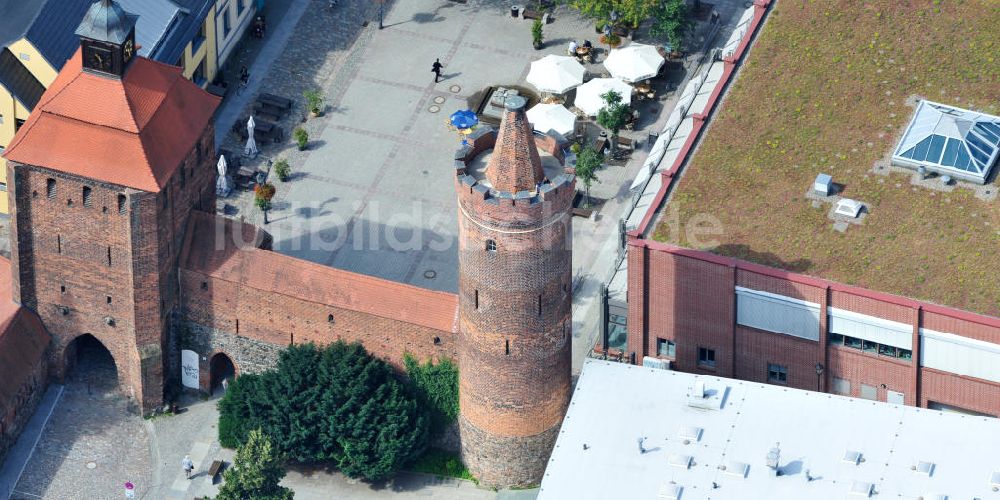 Luftaufnahme Bernau - Stadtmauer mit Steintor und Hungerturm in Bernau