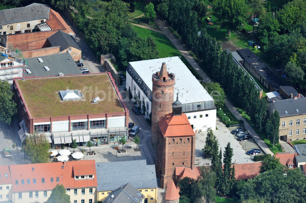 Bernau von oben - Stadtmauer mit Steintor und Hungerturm an der Stadthalle in Bernau