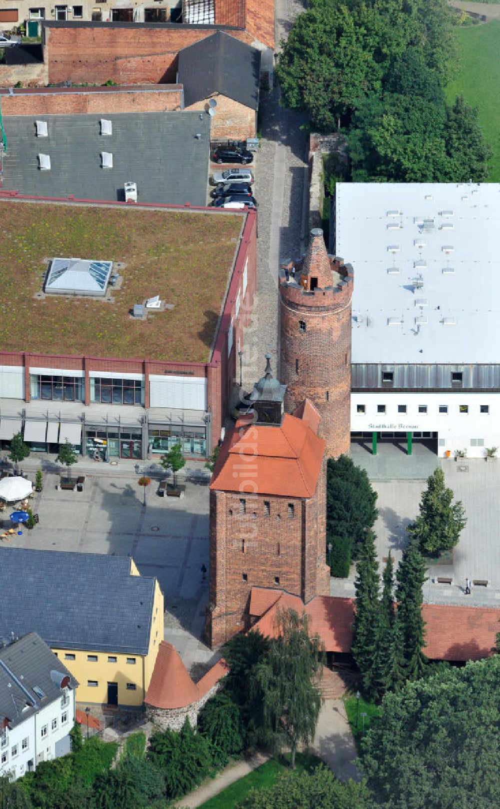 Bernau aus der Vogelperspektive: Stadtmauer mit Steintor und Hungerturm an der Stadthalle in Bernau