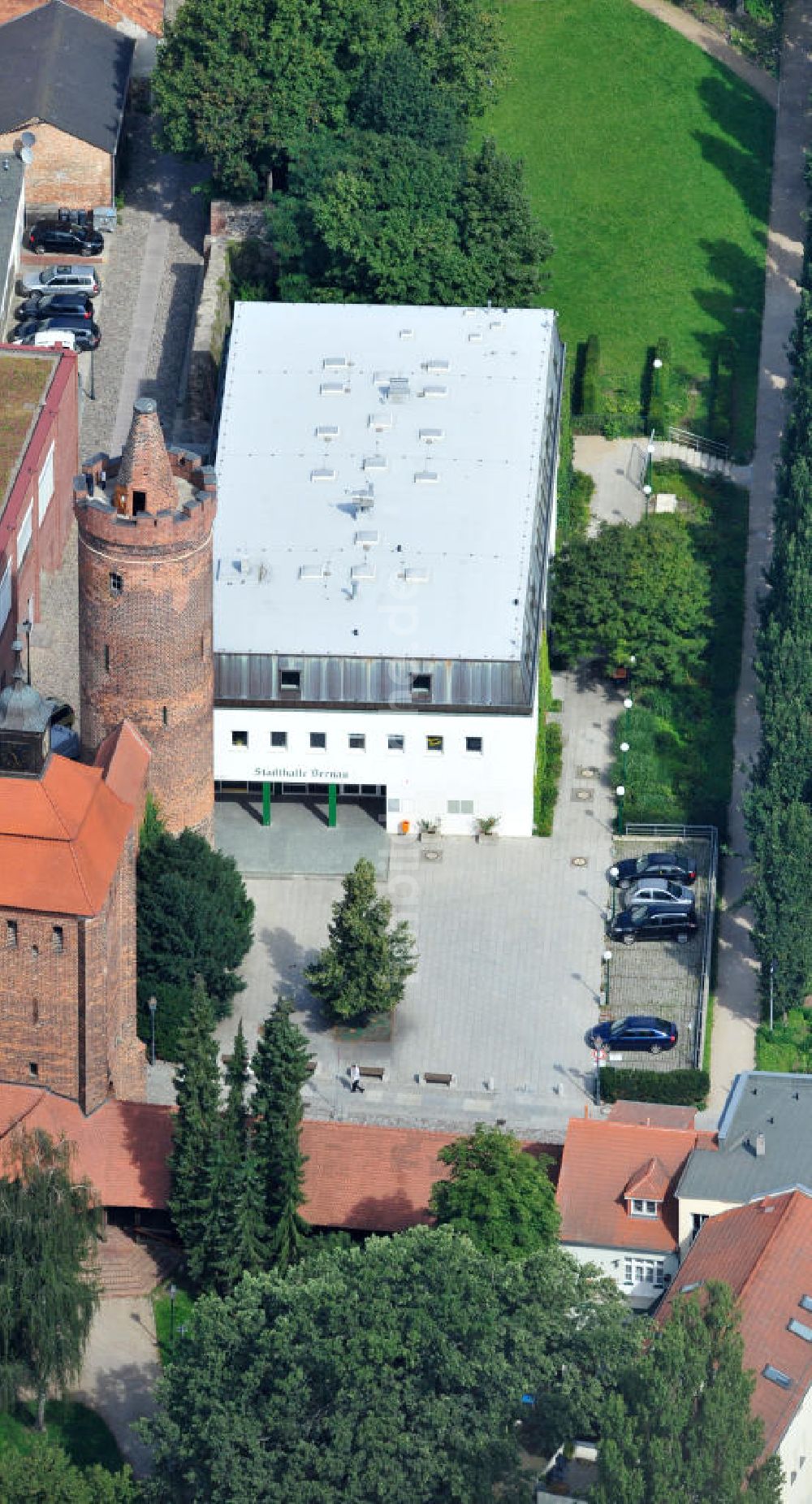 Luftbild Bernau - Stadtmauer mit Steintor und Hungerturm an der Stadthalle in Bernau