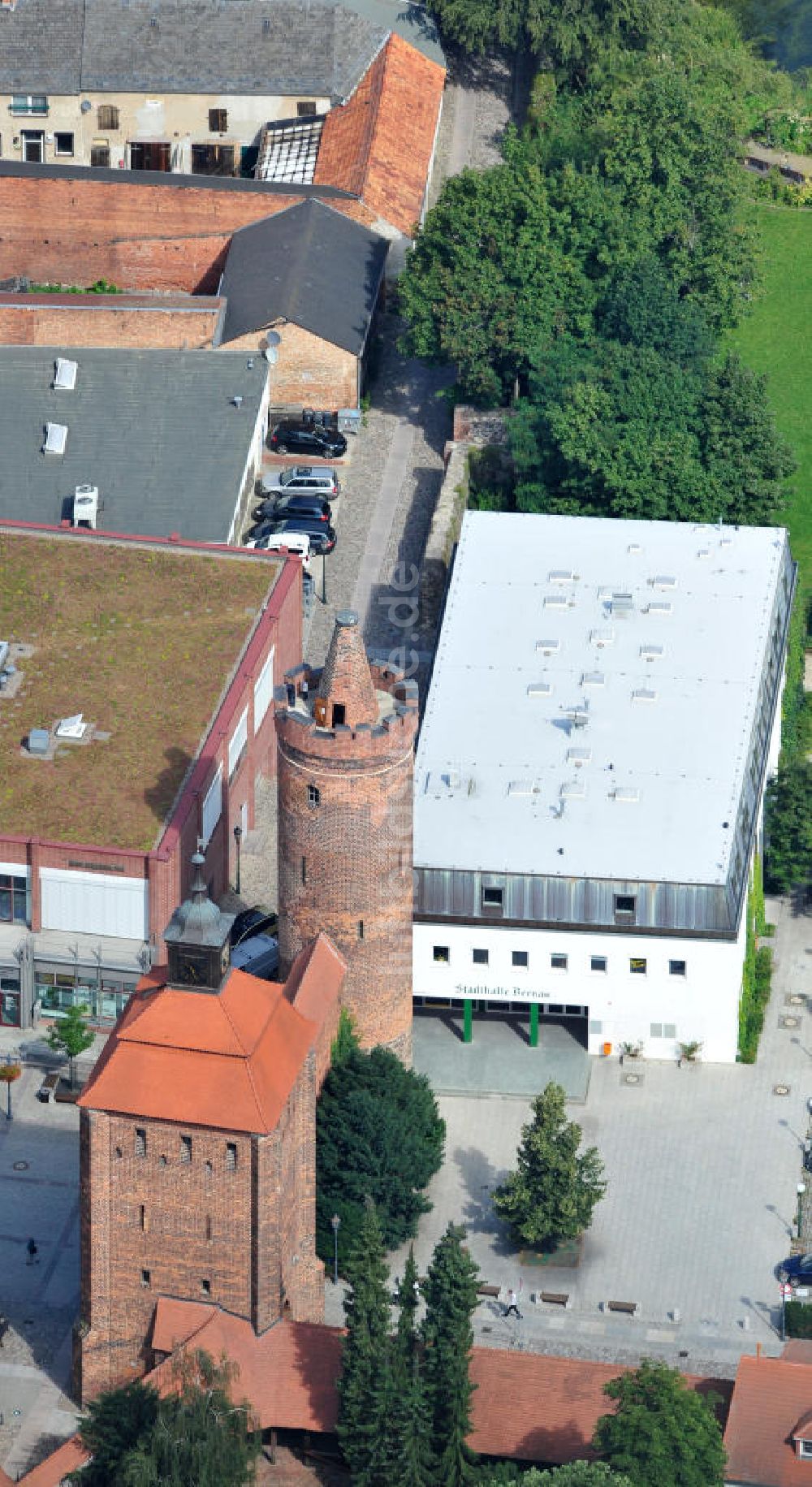 Luftaufnahme Bernau - Stadtmauer mit Steintor und Hungerturm an der Stadthalle in Bernau