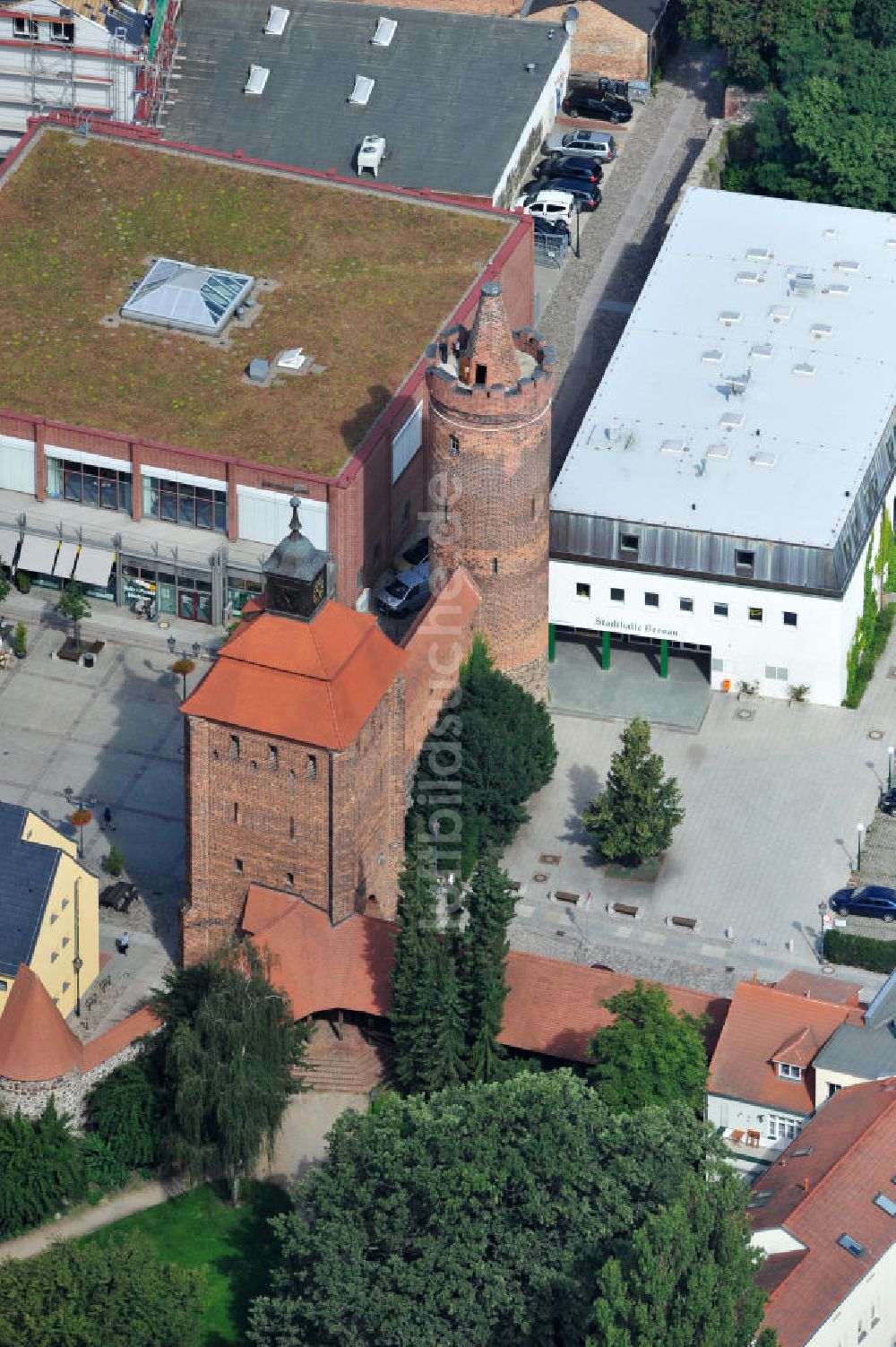 Bernau von oben - Stadtmauer mit Steintor und Hungerturm an der Stadthalle in Bernau