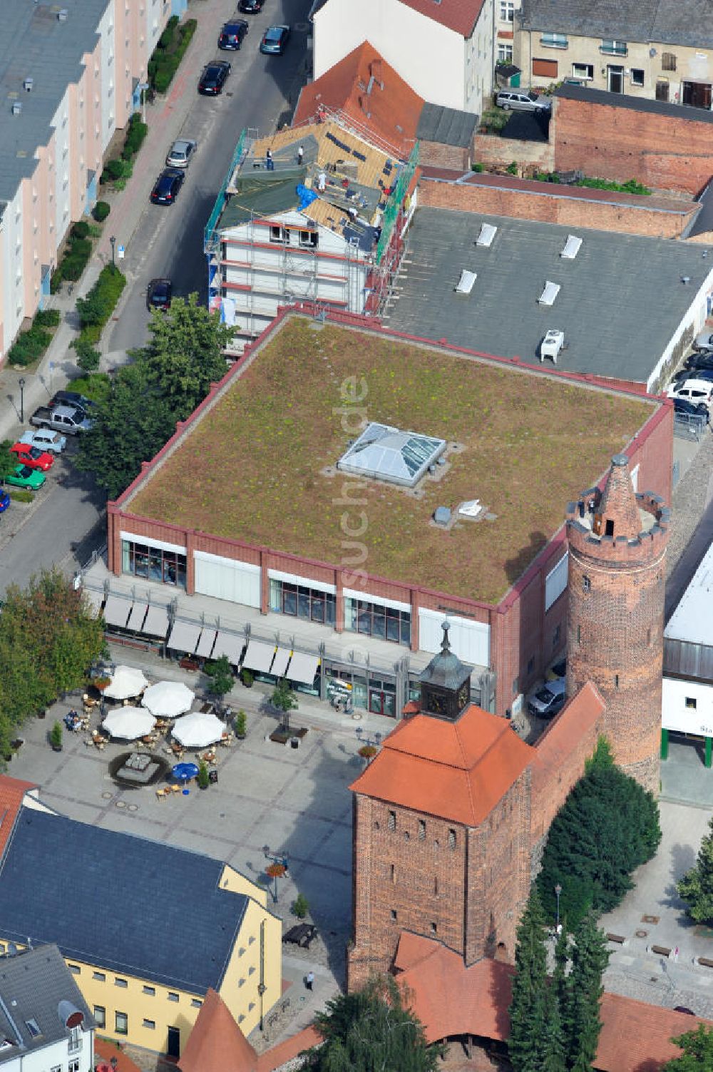 Bernau aus der Vogelperspektive: Stadtmauer mit Steintor und Hungerturm an der Stadthalle in Bernau