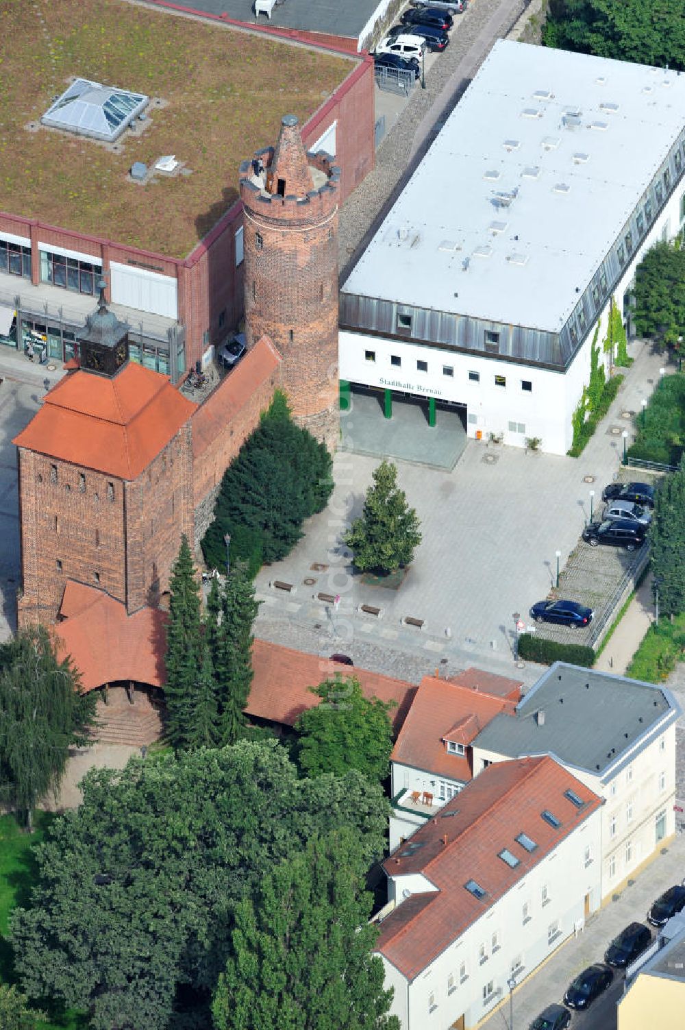 Luftbild Bernau - Stadtmauer mit Steintor und Hungerturm an der Stadthalle in Bernau