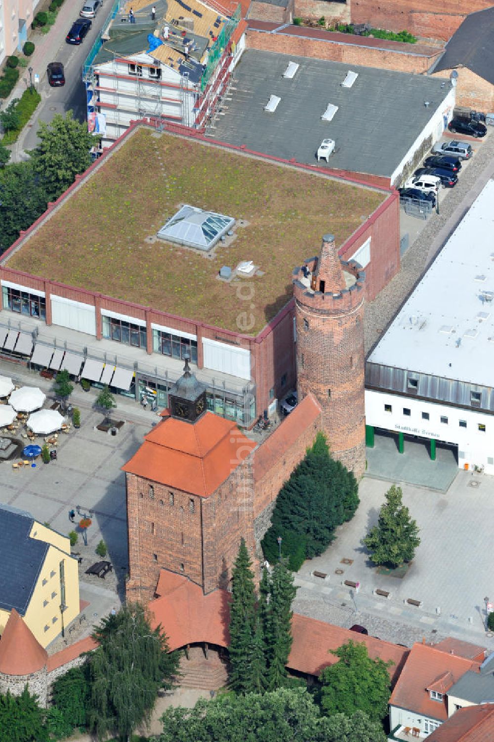 Luftaufnahme Bernau - Stadtmauer mit Steintor und Hungerturm an der Stadthalle in Bernau