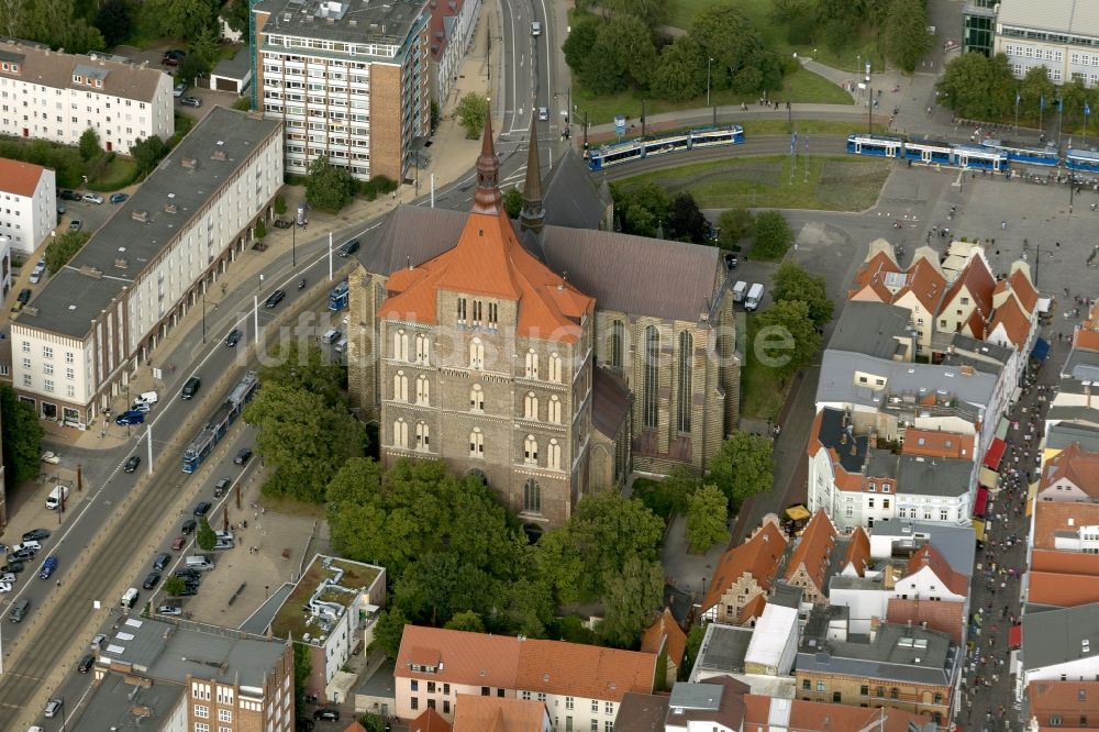 Rostock von oben - Stadtmitte mit der St. Marien- Kirche, auch Marienkirche genannt an der Lange Strasse in Rostock im Bundesland Mecklenburg-Vorpommern