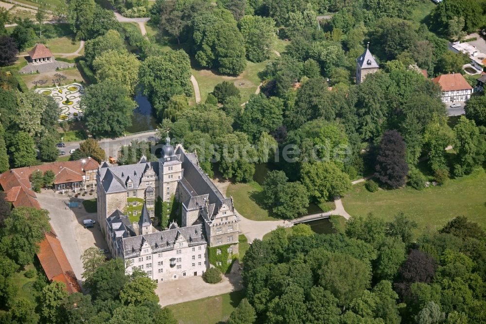 Wolfsburg von oben - Stadtmuseum Schloss Wolfsburg in Wolfsburg im Bundesland Niedersachsen