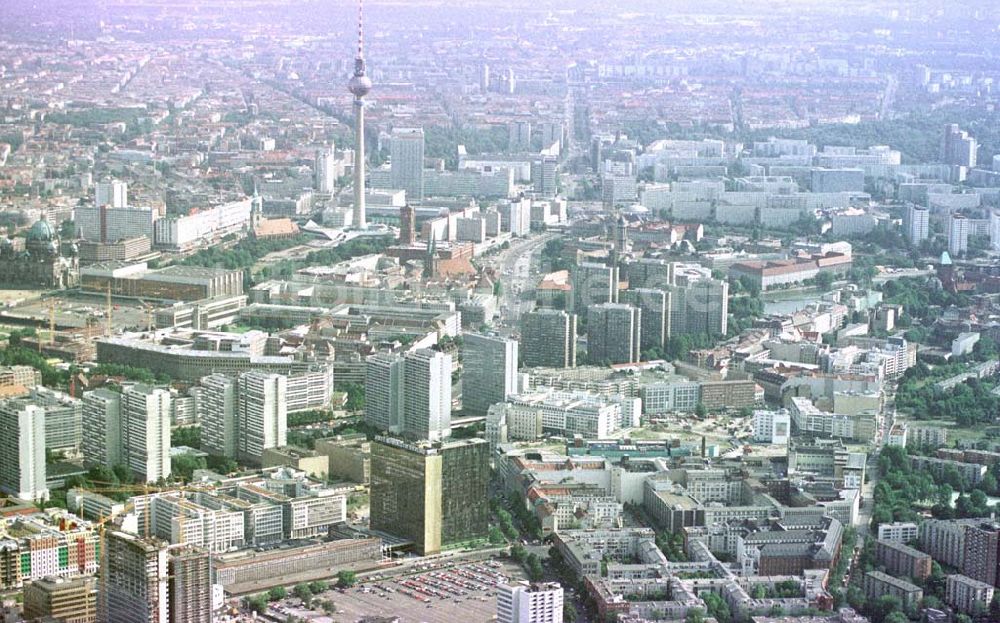 Berlin aus der Vogelperspektive: Stadtpanorama von Berlin-Mitte aus Richtung Kreuzberg.