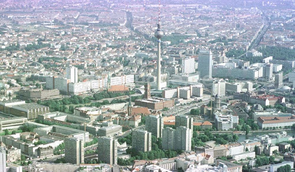 Luftbild Berlin - Stadtpanorama von Berlin-Mitte aus Richtung Kreuzberg.