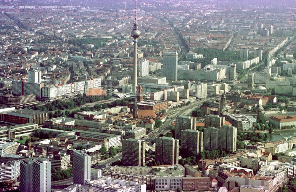 Luftaufnahme Berlin - Stadtpanorama von Berlin-Mitte aus Richtung Kreuzberg.